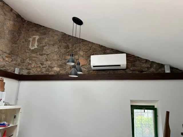 Klíma telepítése kőfalas helyiségben
