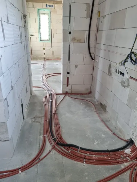 Precízen vezetett villamos védőcsövek